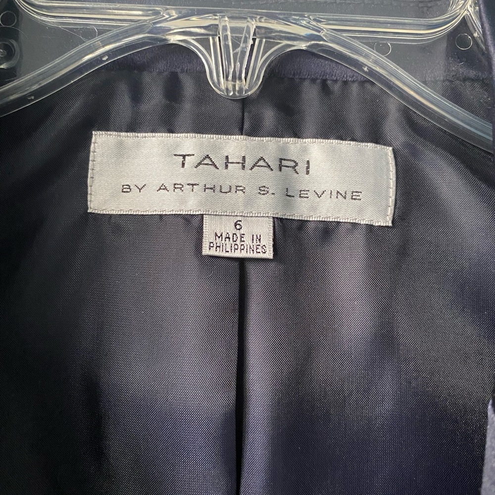 087. Tahari 2- Piece Blazer and Matching Top Set - Picture 4 of 16